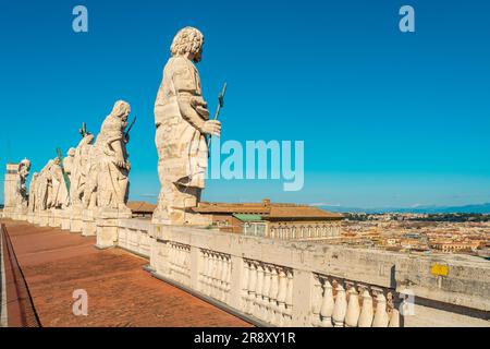 Statuen auf dem Dach des Petersdoms im Vatikan Stockfoto