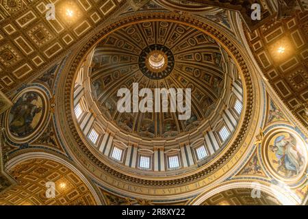 Das Innere der St. Petersdom mit der Kuppel im Vatikan Stockfoto