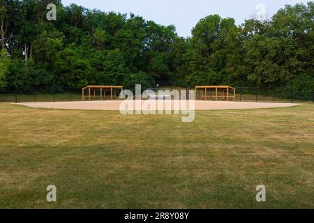 Softball-Diamant in einem Stadtpark am frühen Morgen Stockfoto