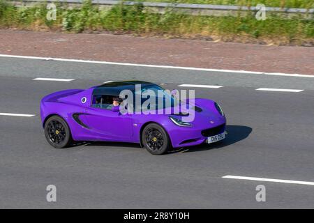 2017 Lotus Elise Sport: Lila, lila, mit Kompressormotor; schnelles Fahren auf der Autobahn M6 im Großraum Manchester, Großbritannien Stockfoto