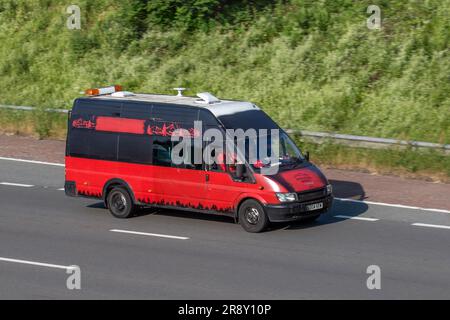 Red Black Ford Transit 280 SWB TD. Abenteuer erwarten Sie, Expeditionsfahrzeug; Fahrt auf der Autobahn M6 in Greater Manchester, Großbritannien Stockfoto