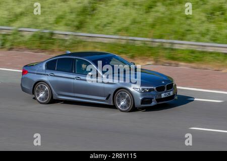 2018 BMW 530E M Sport Auto Edrive 12Kwh PHEV 292 109Hp/80kW Auto Start/Stop Blue Limousine Hybrid Electric fährt mit hoher Geschwindigkeit auf der Autobahn M6 im Großraum Manchester, Großbritannien Stockfoto