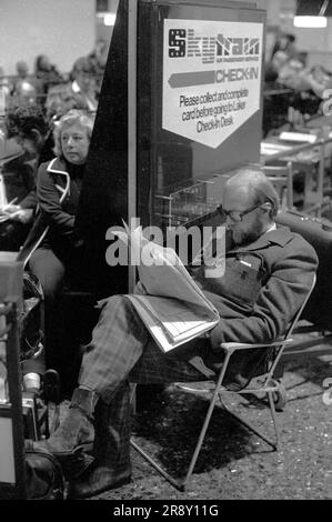 Am 26. September 1977 fand der erste Skytrain-Flug statt, der die Nacht hindurch auf den Kauf von Tickets für den ersten Flug wartete. Dies war ein preisgünstiger, preiswerter Service zwischen London Gatwick und JFK in New York. HOMER SYKES AUS DEN 1970ER JAHREN Stockfoto