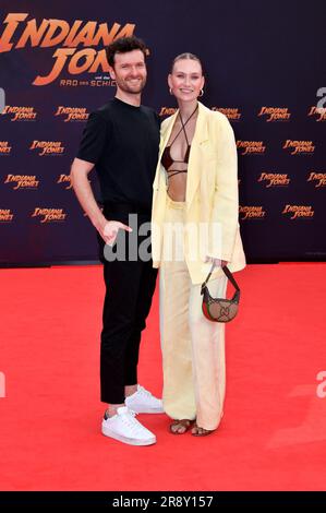 Daniel Grunenberg und Carolin Niemczyk von Glasperlenspiel bei der Premiere des Kinofilms „Indiana Jones and the Dial of Destiny / Indiana Jones und das Rad des Schicksals“ im Zoo Palast. Berlin, 22.06.2023 Stockfoto