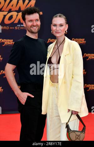 Daniel Grunenberg und Carolin Niemczyk von Glasperlenspiel bei der Premiere des Kinofilms „Indiana Jones and the Dial of Destiny / Indiana Jones und das Rad des Schicksals“ im Zoo Palast. Berlin, 22.06.2023 Stockfoto