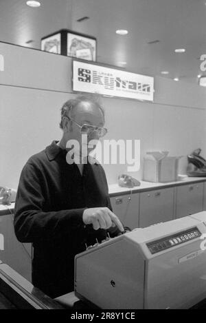 Freddie Laker startete den Skytrain, der erste Flug fand am 26. September 1977 unter großem Hype statt. Dies war ein preisgünstiger, preiswerter Service zwischen London Gatwick und JFK in New York. Freddie Laker lernt, wie man die Kasse benutzt, und es liest £00-00 1970s UK HOMER SYKES Stockfoto