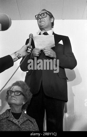 Freddie Laker startete den Skytrain, der erste Flug fand am 26. September 1977 unter großem Hype statt. Dies war ein preisgünstiger, preiswerter Service zwischen London Gatwick und JFK in New York. Spontane Pressekonferenz mit seiner Mutter an seiner Seite. HOMER SYKES AUS DEN 1970ER JAHREN Stockfoto