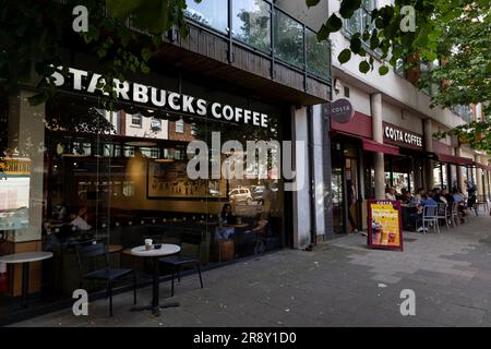 Costa und Starbucks Coffee Shops nebeneinander an einer London High Street: Uxbridge Road, Ealing Common Stockfoto