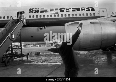 Freddie Laker startete Skytrain, der Eröffnungsflug fand am 26. September 1977 unter großem Hype statt. Es war ein schnörkelloser, preiswerter, täglicher Service zwischen London Gatwick und dem JFK in New York. Freddie Laker trifft die Presse; seine normale Pose für Fotografen war mit ausgestreckten Armen, die vorgaben, eines seiner Flugzeuge zu sein. Stockfoto