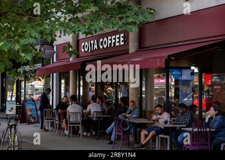 Costa und Starbucks Coffee Shops nebeneinander an einer London High Street: Uxbridge Road, Ealing Common Stockfoto