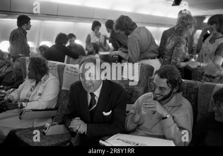 Freddie Laker startete den Skytrain, der erste Flug fand am 26. September 1977 unter großem Hype statt. Dies war ein preisgünstiger, preiswerter Service zwischen London Gatwick und JFK in New York. Freddie Laker spricht mit Passagieren an Bord des ersten Fluges nach New York. HOMER SYKES AUS DEN 1970ER JAHREN Stockfoto