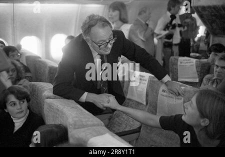 Freddie Laker startete den Skytrain, der erste Flug fand am 26. September 1977 unter großem Hype statt. Dies war ein preisgünstiger, preiswerter Service zwischen London Gatwick und JFK in New York. Freddie Laker spricht mit Passagieren an Bord des ersten Fluges nach New York. HOMER SYKES AUS DEN 1970ER JAHREN Stockfoto