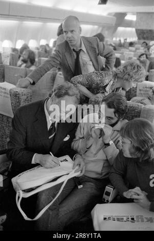 Freddie Laker startete den Skytrain, der erste Flug fand am 26. September 1977 unter großem Hype statt. Dies war ein preisgünstiger, preiswerter Service zwischen London Gatwick und JFK in New York. Freddie Laker signiert Skytrain-Flugtaschen an Bord des ersten Fluges nach New York. HOMER SYKES AUS DEN 1970ER JAHREN Stockfoto