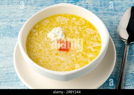 Gewürzte Fischsuppe auf einem weißen Porzellanteller Stockfoto