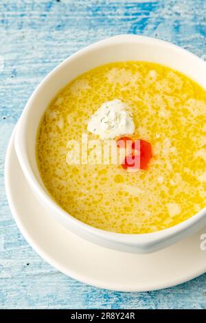 Gewürzte Fischsuppe auf einem weißen Porzellanteller Stockfoto