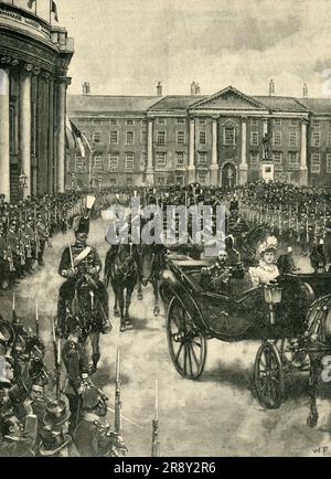 "Der Besuch des Herzogs und der Herzogin von York nach Dublin", 1897, (c1900). Der zukünftige König George V. und seine Frau Mary von Teck auf einem königlichen Besuch in Irland, '... und bereist das notleidende Land für drei Wochen. Die königlichen Besucher wurden in Dublin mit einem Enthusiasmus empfangen, der alle düsteren Prognosen beiseite legte und mit jedem Tag ihres Aufenthalts auf der Smaragdinsel zunahm... die Tour war ein brillanter Erfolg in sozialer Hinsicht und ein glückliches Experiment aus politischer Sicht, Und die "Times" fasste das Ergebnis zusammen, indem sie behauptete, "der Geist der Loyalität zum Thron sei zumindest als Stron Stockfoto