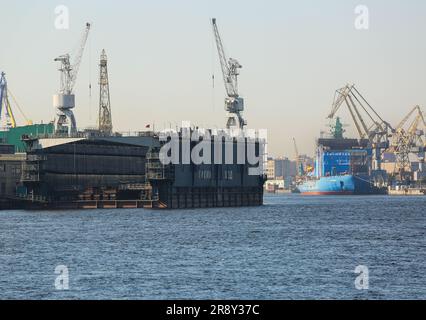 Schwimmende Trockendock und russischer Eisbrecher Arktika (Арктика), der weltweit größte und leistungsstärkste atombetriebene Eisbrecher im Bau, St. Petersburg Stockfoto