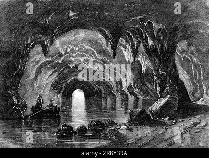 Die Blaue Grotte in Capri - von Mr. Albert Smith's New Entertainment, 1857. Gemalte Landschaft aus einer Show des Autors und Bergsteigers Albert Richard Smith in der Egyptian Hall in Piccadilly, London. Das tiefe Wasser, das von seinem engen Eingang voll und weit in die Höhle treibt, ist von der Farbe und Transparenz des leichtesten und hellsten Saphirs. Ein Autor erzählt uns, dass, als er in den tiefgewölbten Tresor eingedrungen war und zurückblickte, wo das Licht durch die Öffnung gestreamt wurde, es ein zeruleanisches Blau erschien, das so fein und ätherisch war, dass es welligen Flammen ähnelte... keine Beschreibung von Cours Stockfoto