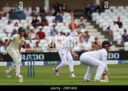 Lauren Bell von England liefert den Ball während des Spiels der Metro Bank Women's Ashes 2023 Day 2 England vs Australia auf der Trent Bridge, Nottingham, Großbritannien, 23. Juni 2023 (Foto: Gareth Evans/News Images) Stockfoto