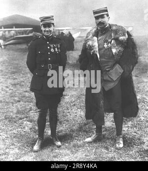 "'Combat Aerien; Guynemer, Sergent, photographie avec le capitaine Brocard, le 5 fevrier 1916, apres sa 5ME victoire', 1916. Aus „L'Album de la Guerre 1914-1919, Band 2“ [L'Illustration, Paris, 1924]. Stockfoto