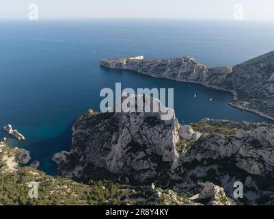 Das Massif des Calanques ist ein wildes und zerklüftetes Gelände, das sich vom 9. Arrondissement von Marseille nach Osten in Richtung Cassis erstreckt. Stockfoto