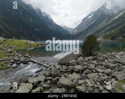 Luftdrohnenfoto eines Bergsees. Schneebedeckte Gipfel. Stockfoto