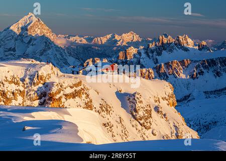 Rifugio Lagazuoi , im Hintergrund Antelao, Croda da da Lago, Belluno, Südtirol, Dolomiten, Italien, Winter Stockfoto