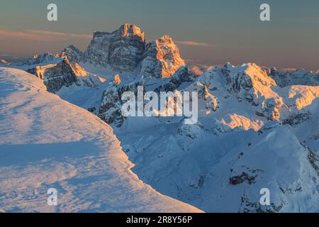 Blick von Rifugio Lagazuoi nach Monte Pelmo, Dolomiten, Südtirol, Winter, Italien Stockfoto