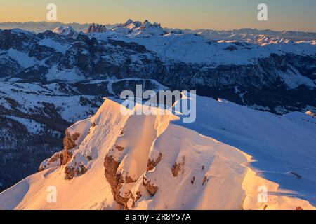 Blick von Rifugio Lagazuoi zur Sella Group bei Sonnenuntergang, Belluno, Südtirol, Dolomiten, Italien, Im Winter Stockfoto