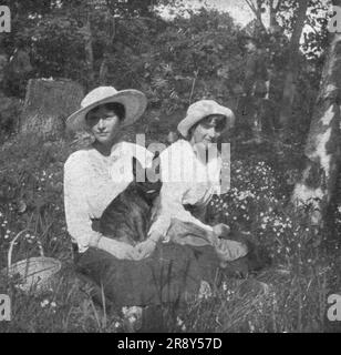 "Les Romanof a Tsarskoie-Selo; Dans un Coin fleuri du Parc de Tsarskoie-Selo; les Grandes-Duchesses Tatiana et Anastasie", 1917. Aus „L'Album de la Guerre 1914-1919, Band 2“ [L'Illustration, Paris, 1924]. Stockfoto