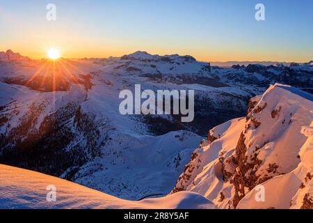 Blick von Rifugio Lagazuoi zur Sella Group bei Sonnenuntergang, Belluno, Südtirol, Dolomiten, Italien, Im Winter Stockfoto