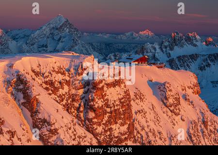 Rifugio Lagazuoi , im Hintergrund Antelao, Croda da da Lago, Belluno, Südtirol, Dolomiten, Italien, Winter Stockfoto