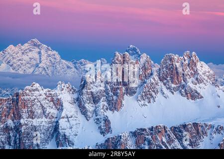 Blick von Rifugio Lagazuoi nach Croda da Lago, Belluno, Südtirol, Italien, Winter Stockfoto