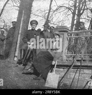 "Les Romanof a Tsarskoie-Selo; A la Limite qu'il etait interdit de Franchir; la grande-Duchesse Tatiana et le Grand-duc Alexis", 1917. Aus „L'Album de la Guerre 1914-1919, Band 2“ [L'Illustration, Paris, 1924]. Stockfoto