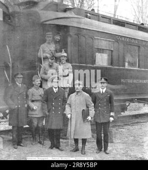 "La capitulation Allemande; Le matin du 11 novembre, le marechal Foch part pour Paris, emportant dans sa serviette le texte original de la Convention d'Armistice, revetu de sa Signature, de la Signature de l'amiral Wemyss et de Celles des plenipotentiaires allemands", 1918. Aus „L'Album de la Guerre 1914-1919, Band 2“ [L'Illustration, Paris, 1924]. Stockfoto