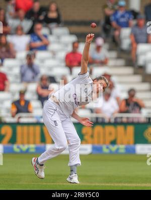Lauren Bell von England liefert den Ball während des Spiels der Metro Bank Women's Ashes 2023 Day 2 England vs Australia auf der Trent Bridge, Nottingham, Großbritannien, 23. Juni 2023 (Foto: Gareth Evans/News Images) Stockfoto