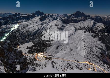 Blick von Rifugio Lagazuoi zum Falzarego Pass bei Nacht, Belluno, Südtirol, Dolomiten, Italien, Im Winter Stockfoto