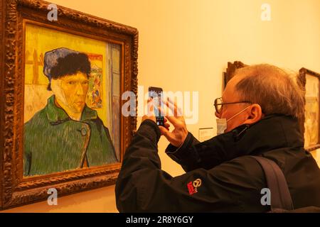 England, London, The Strand, Courtauld Gallery, Gemälde mit dem Titel „Selbstportrait mit Bandage Ear“ von Vincent van Gogh aus dem Jahr 1889 Stockfoto