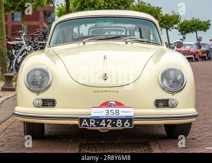 Lelystad, Niederlande, 18.06.2023, Vorderansicht des klassischen Sportwagens Porsche 356 A vom 1959 zum National Oldtimer Day Stockfoto