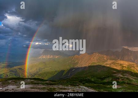 Blick von Schlern nach Rosengarten, Seiser Alm, Südtirol, Italien, Sommer, Gewitter und Regenbogen Stockfoto