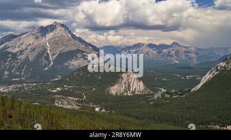 Malerischer Blick auf Banff von der Bergspitze über eine Gondelfahrt. Fantastische aussicht Stockfoto