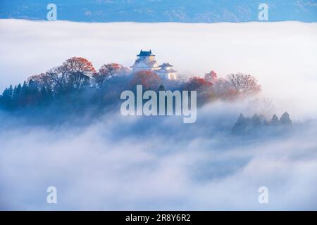 Schloss Echizen Ono und Wolkenmeer im Herbst Stockfoto