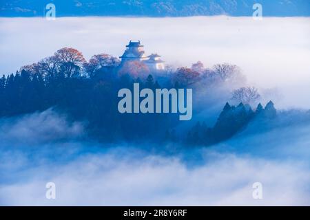 Schloss Echizen Ono und Wolkenmeer im Herbst Stockfoto