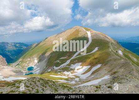 Monte Redentore und Pilato See (Italien) - der Landschaftsgipfel der Sibillini Range, Regionen Umbrien und Marken. Einer der höchsten Gipfel der Apennine Stockfoto