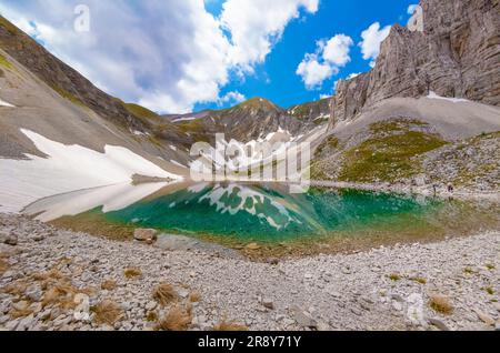 Monte Redentore und Pilato See (Italien) - der Landschaftsgipfel der Sibillini Range, Regionen Umbrien und Marken. Einer der höchsten Gipfel der Apennine Stockfoto