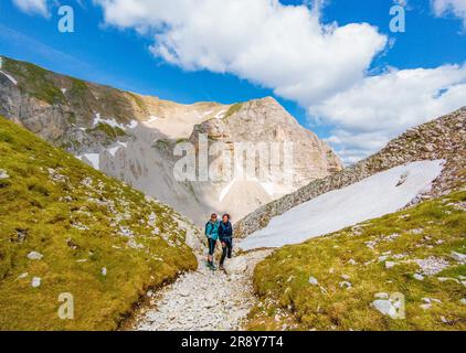 Monte Redentore und Pilato See (Italien) - der Landschaftsgipfel der Sibillini Range, Regionen Umbrien und Marken. Einer der höchsten Gipfel der Apennine Stockfoto