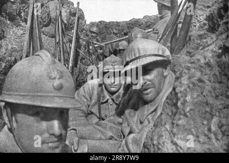 'Ceux de Douaumont; Dans la Parallele de Depart de la vague d'assaut, le 22 Mai, queiques instants avant le Signal: A droite, avec le couvre-Casque, le commandant qui conduisit tres rapidement aux Faces Sud et Ouest du Fort ses sections (infantile, Dschinn et Mitrail) et qui fut tue peu apres', 1916. Aus der „Collection de la Guerre IV L'Illustration Tome CXLVIII. La Guerre Juillet, Aout, Septembre, Octobre, Novembre, Dez. 1916". Stockfoto