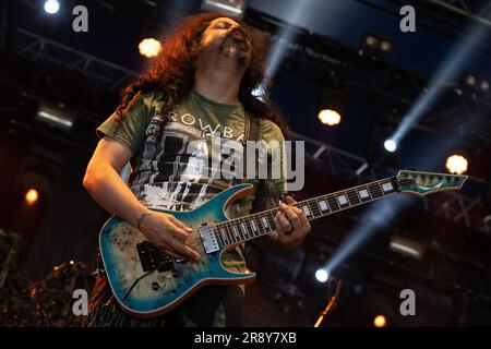 Oslo, Norwegen. 22. Juni 2023. Die amerikanische Heavy-Metal-Band Soulfly tritt während des norwegischen Musikfestivals Tons of Rock 2023 in Oslo ein Live-Konzert auf. Hier wird der Gitarrist Mike DeLeon live auf der Bühne gesehen. (Foto: Gonzales Photo/Alamy Live News Stockfoto