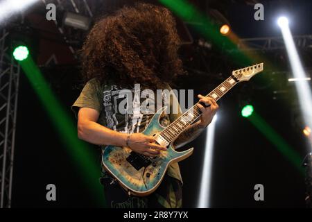 Oslo, Norwegen. 22. Juni 2023. Die amerikanische Heavy-Metal-Band Soulfly tritt während des norwegischen Musikfestivals Tons of Rock 2023 in Oslo ein Live-Konzert auf. Hier wird der Gitarrist Mike DeLeon live auf der Bühne gesehen. (Foto: Gonzales Photo/Alamy Live News Stockfoto