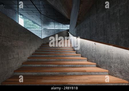 Hongkong, China - April 2023: Moderne Treppe, Treppen in Stahlbetongebäude und Holzboden im Tai Kwun KUNSTMUSEUM Stockfoto